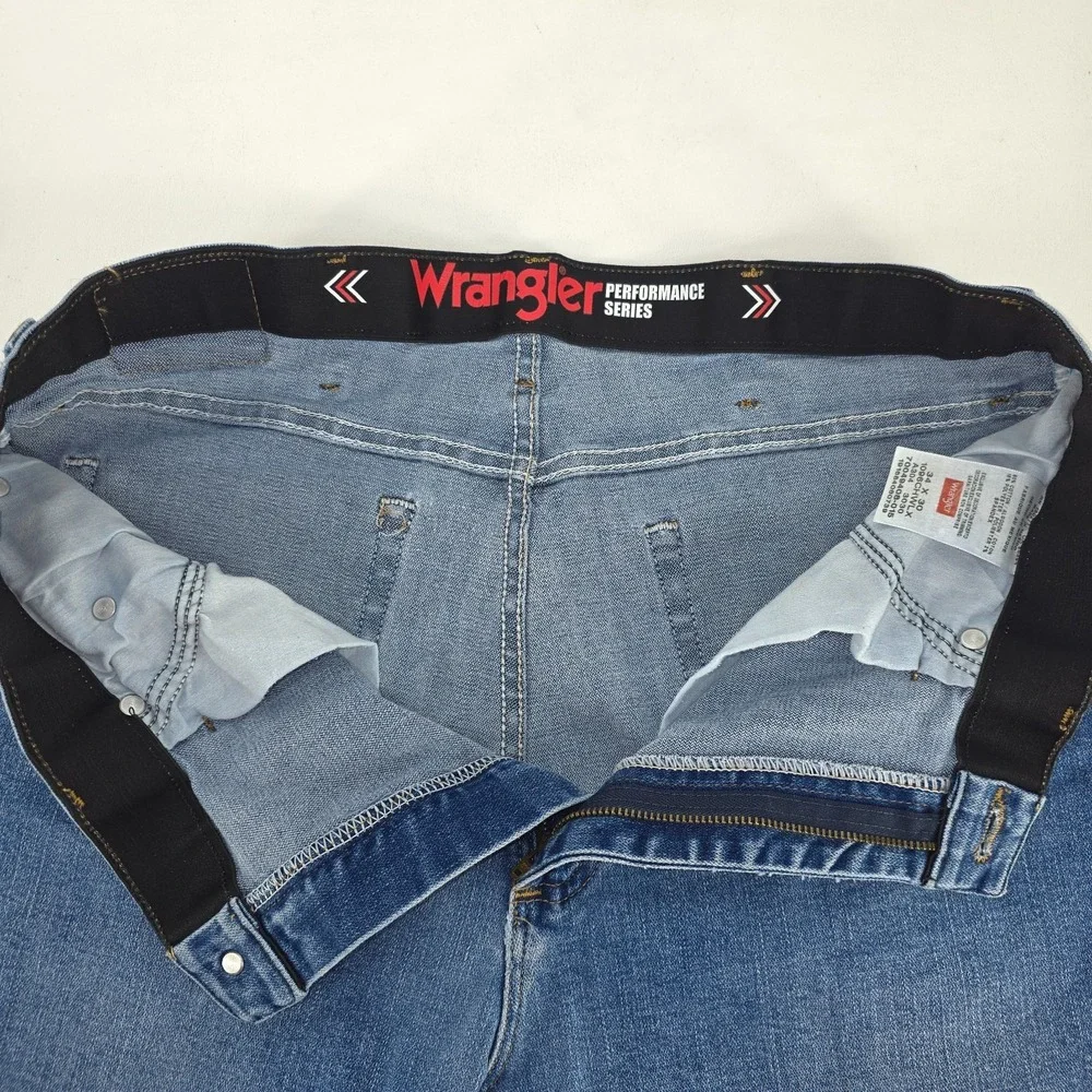 Wrangler Light Wash Jeans Mens 34x30 Performance Series Straight Leg Workwear